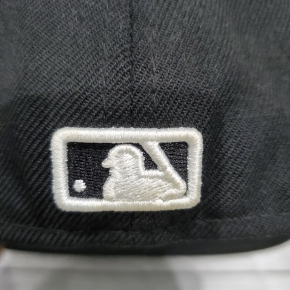 Selling Black & White New York Yankees Baseball Cap Size 7 1/8 - Picture 7 of 10